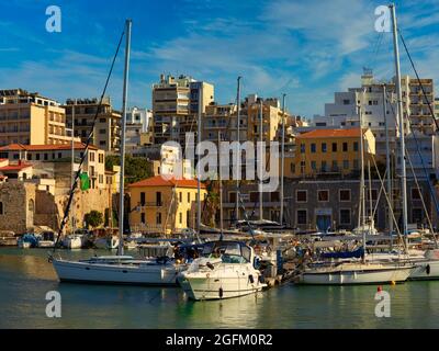 Heraklion, Griechenland - 20. August 2021 - der berühmte und historische Hafen der Stadt Heraklion auf der griechischen Insel Kreta Stockfoto