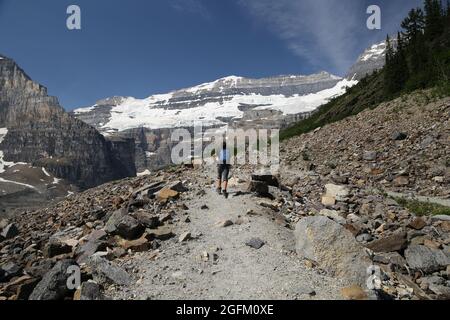 Wandern Klettern im felsigen Tal Stockfoto