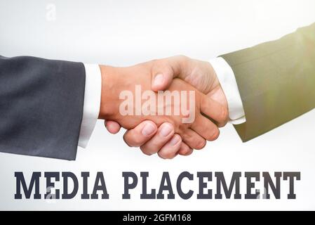 Konzeptionelle Bildunterschrift Medienplatzierung. Geschäftskonzept die Methode der Platzierung Ihrer Werbebotschaft mit den Medien zwei Professional Well-Dressed Corporate Stockfoto