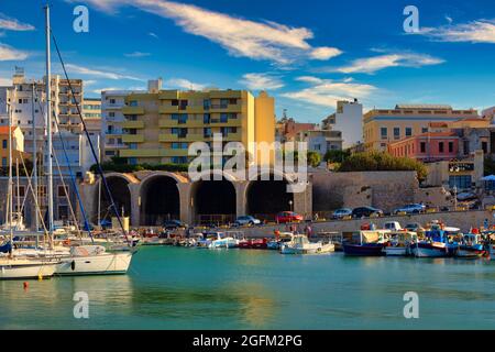 Heraklion, Griechenland - 20. August 2021 - der berühmte und historische Hafen der Stadt Heraklion auf der griechischen Insel Kreta Stockfoto
