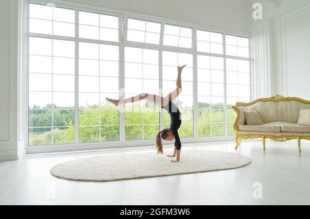 Mädchen in Sport-Body und Ballettschuhe machen Stretching-Übung Stockfoto