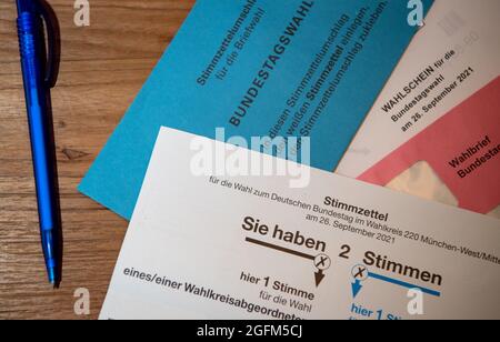 München, Deutschland. August 2021. Stimmzettel für die Bundestagswahl 2021 mit Stimmzettel und Stimmzettel liegen auf einem Tisch. Quelle: Sven Hoppe/dpa/Alamy Live News Stockfoto