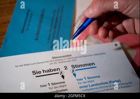 München, Deutschland. August 2021. Stimmzettel für die Bundestagswahl 2021 mit Stimmzettel und Stimmzettel liegen auf einem Tisch. Quelle: Sven Hoppe/dpa/Alamy Live News Stockfoto