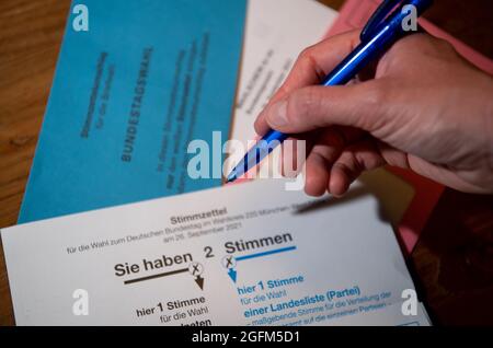 München, Deutschland. August 2021. Stimmzettel für die Bundestagswahl 2021 mit Stimmzettel und Stimmzettel liegen auf einem Tisch. Quelle: Sven Hoppe/dpa/Alamy Live News Stockfoto