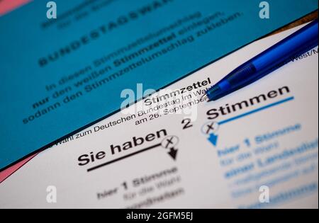 München, Deutschland. August 2021. Stimmzettel für die Bundestagswahl 2021 mit Stimmzettel und Stimmzettel liegen auf einem Tisch. Quelle: Sven Hoppe/dpa/Alamy Live News Stockfoto