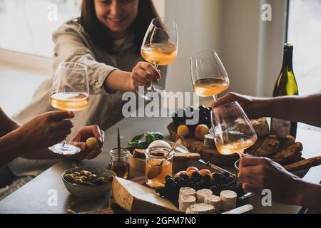 Gläser Weißorange oder Roséwein in den Händen der Menschen Stockfoto