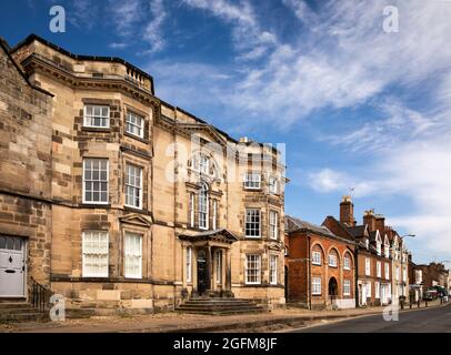 Großbritannien, England, Derbyshire, Ashbourne, Church Street, Das Gray House und historische Gebäude Stockfoto