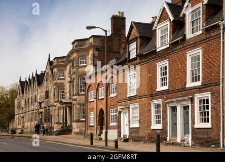 Großbritannien, England, Derbyshire, Ashbourne, Church Street, Das Gray House und historische Gebäude Stockfoto