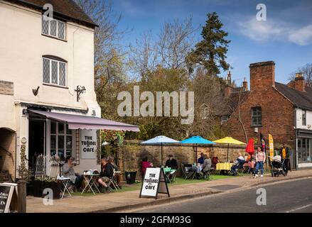 Großbritannien, England, Derbyshire, Ashbourne, Church Street, Das Tunnel Café mit Pavillontischen auf der alten Eisenbahnbrücke über den Tisington Trail Stockfoto