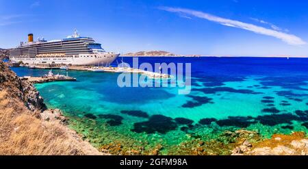 Griechenland Reisen. Kreuzfahrt-Linienschiff im neuen Hafen von Mykonos, Kykladen Stockfoto