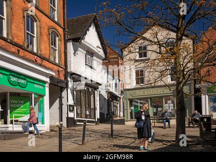 Großbritannien, England, Derbyshire, Ashbourne, Victoria Square, Ehemalige Shambles – antiker Fleischmarkt mit dem Restaurant Lamplight in einem alten Gebäude im Tiger Inn mit Steg Stockfoto