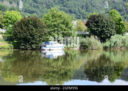 Spiegelnde Ruhe Lahn im Sommer Stockfoto