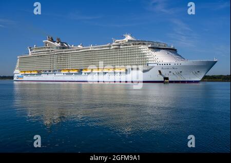 Allure of the Seas, betrieben von Royal Caribbean International, ist eines der größten Kreuzschiffe der Welt - Juli 2020. Stockfoto