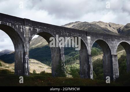 Das Glenfinnan Viadukt an der West Highland Line in Glenfinnan, Inverness-Shire, Schottland. Stockfoto