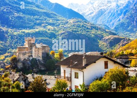 Beeindruckende Alpen Berglandschaft, schönes Tal der mittelalterlichen Burgen - Valle d'Aosta in Norditalien Stockfoto