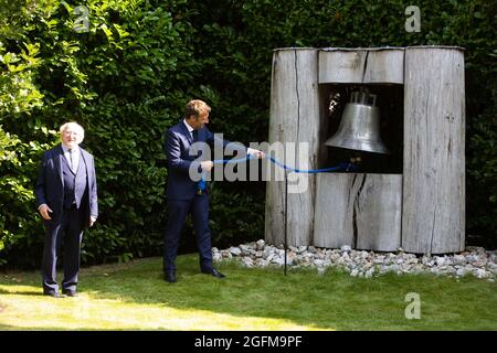 Dublin, Irland. August 2021. Der französische Präsident Emmanuel Macron läutet neben dem irischen Präsidenten Michael D. Higgins die Friedensglocke ein, als er am 26. August 2021 Aras an Uachtarain, die offizielle Residenz des Präsidenten in Dublin, besucht.Foto von Raphael Lafargue/ABACAPRESS.COM. Quelle: Abaca Press/Alamy Live News Stockfoto