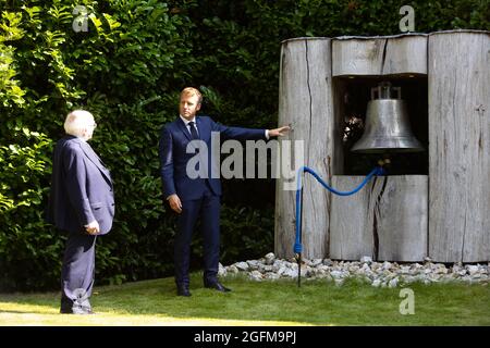 Dublin, Irland. August 2021. Der französische Präsident Emmanuel Macron läutet neben dem irischen Präsidenten Michael D. Higgins die Friedensglocke ein, als er am 26. August 2021 Aras an Uachtarain, die offizielle Residenz des Präsidenten in Dublin, besucht.Foto von Raphael Lafargue/ABACAPRESS.COM. Quelle: Abaca Press/Alamy Live News Stockfoto