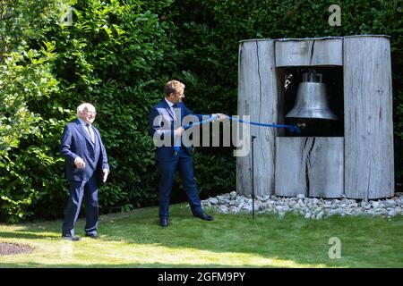 Dublin, Irland. August 2021. Der französische Präsident Emmanuel Macron läutet neben dem irischen Präsidenten Michael D. Higgins die Friedensglocke ein, als er am 26. August 2021 Aras an Uachtarain, die offizielle Residenz des Präsidenten in Dublin, besucht.Foto von Raphael Lafargue/ABACAPRESS.COM. Quelle: Abaca Press/Alamy Live News Stockfoto