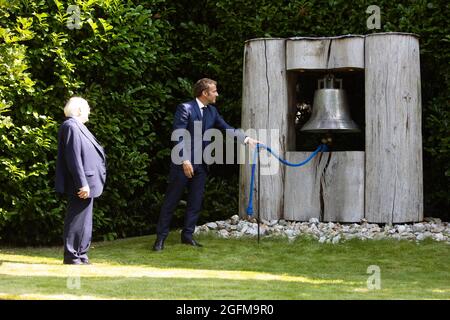 Dublin, Irland. August 2021. Der französische Präsident Emmanuel Macron läutet neben dem irischen Präsidenten Michael D. Higgins die Friedensglocke ein, als er am 26. August 2021 Aras an Uachtarain, die offizielle Residenz des Präsidenten in Dublin, besucht.Foto von Raphael Lafargue/ABACAPRESS.COM. Quelle: Abaca Press/Alamy Live News Stockfoto