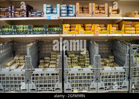 Taplow, Buckinghamshire, Großbritannien. August 2021. Viele Eier zum Verkauf. Sainsbury's Supermarket hatte heute ein gutes Angebot an Lebensmitteln in ihrem Laden. Einige Linien sind immer noch von Problemen in der Lieferkette betroffen, darunter Mineralwasser, Katzenfutter und Müllbeutel. Ein Mangel an LKW-Fahrern in Großbritannien wirkt sich auf die Lieferketten von Supermärkten aus. Quelle: Maureen McLean/Alamy Live News Stockfoto