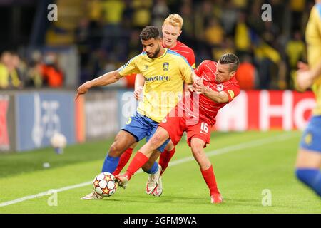 Broendby, Dänemark. August 2021. Anis Ben Slimane (25) von Broendby IF und Zlatko Junuzovic (16) vom FC Salzburg beim UEFA Champions League Qualifikationsspiel zwischen Broendby IF und dem FC Red Bull Salzburg im Broendby Stadion in Broendby. (Foto: Gonzales Photo/Alamy Live News Stockfoto