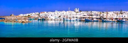 Griechenland Reisen. Kykladen, Insel Paros. Charmantes Fischerdorf Naousa. Blick auf den alten Hafen mit Booten und Straßentavernen am Meer. Stockfoto