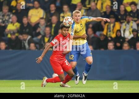 Broendby, Dänemark. August 2021. Karim Adeyemi (27) vom FC Red Bull Salzburg und Tobias Borkeeiet (42) von Broendby BEIM UEFA Champions League Qualifikationsspiel zwischen Broendby IF und dem FC Red Bull Salzburg im Broendby Stadion in Broendby. (Foto: Gonzales Photo/Alamy Live News Stockfoto