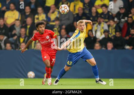 Broendby, Dänemark. August 2021. Karim Adeyemi (27) vom FC Red Bull Salzburg und Tobias Borkeeiet (42) von Broendby BEIM UEFA Champions League Qualifikationsspiel zwischen Broendby IF und dem FC Red Bull Salzburg im Broendby Stadion in Broendby. (Foto: Gonzales Photo/Alamy Live News Stockfoto