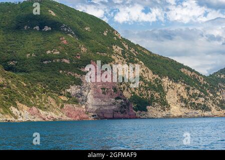 Wildnisküste des Nationalparks Cinque Terre, UNESCO-Weltkulturerbe. La Spezia, Ligurien, Italien, Europa. Klippen genannt Le Rosse und Galera. Stockfoto