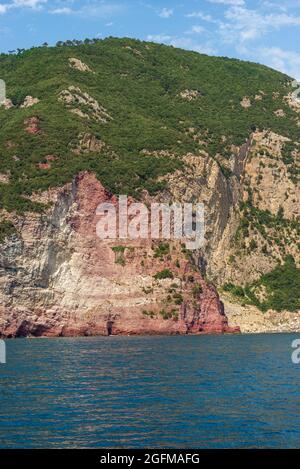 Wildnisküste des Nationalparks Cinque Terre, UNESCO-Weltkulturerbe. La Spezia, Ligurien, Italien, Europa. Klippen genannt Le Rosse und Galera. Stockfoto