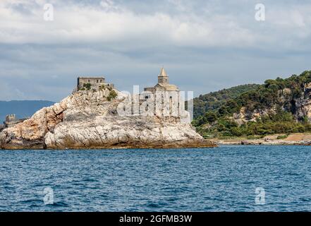 Die mittelalterliche Kirche von San Pietro (St. Peter, 1198) in Portovenere oder Porto Venere, UNESCO-Weltkulturerbe. La Spezia, Ligurien, Italien, Europa Stockfoto