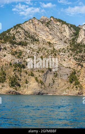 Klippen und Mittelmeer, Küste des Nationalparks Cinque Terre, UNESCO-Weltkulturerbe. La Spezia, Ligurien, Italien, Europa. Stockfoto