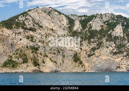 Klippen und Mittelmeer, Küste des Nationalparks Cinque Terre, UNESCO-Weltkulturerbe. La Spezia, Ligurien, Italien, Europa. Stockfoto