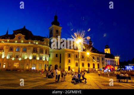 Piata Mare (großer Platz) in Sibiu, Siebenbürgen bei Nacht Stockfoto