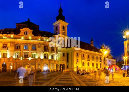 Piata Mare (großer Platz) in Sibiu, Siebenbürgen bei Nacht Stockfoto