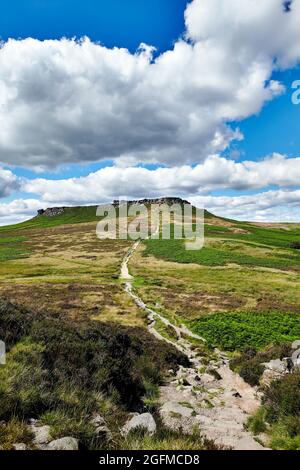 „Walking in the Peak“ , Blick vom Carl Walk auf das Higger Tor, Peak District, South Yorkshire, Großbritannien Stockfoto