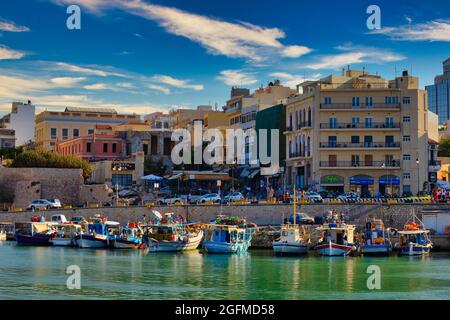 Heraklion, Griechenland - 20. August 2021 - der berühmte und historische Hafen der Stadt Heraklion auf der griechischen Insel Kreta Stockfoto