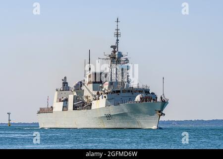 HMCS Fredericton ist eines von 12 Fregatten der Halifax-Klasse, die von der Royal Canadian Navy betrieben werden. Stockfoto