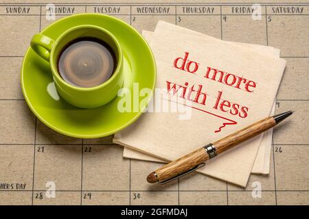 Mit einer Tasse Kaffee, Produktivität, Smart Work, Business, Bildung und persönlichem Entwicklungskonzept können Sie mit weniger motivierenden Notizen auf Servietten mehr erreichen Stockfoto