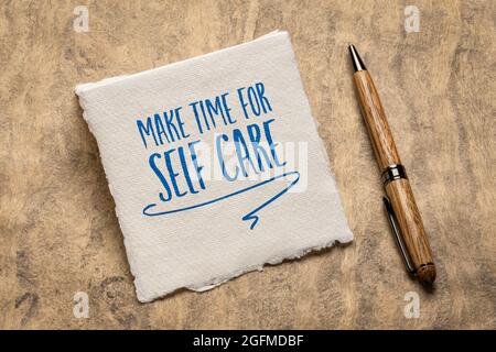 Nehmen Sie sich Zeit für eine inspirierende Selbstpflege-Erinnerung - Handschrift auf einem handgeschöpften Papier, einem gesunden Lifestyle-Konzept Stockfoto