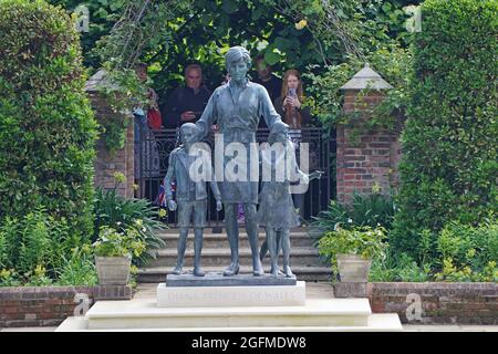 Datei Foto vom 2/7/2021 von Mitgliedern der Öffentlichkeit sehen die Statue von Diana, Prinzessin von Wales, im versunkenen Garten im Kensington Palace, London. Die Statue wird speziell für die Bewisher geöffnet, um den ersten Jahrestag ihres Todes seit der Enthüllung des lang erwarteten Denkmals zu begehen. Die Prinzessin wurde am 31. August 1997 getötet, wobei der Dienstag 24 Jahre nach dem tödlichen Autounfall in Paris war. Ausgabedatum: Donnerstag, 26. August 2021. Stockfoto