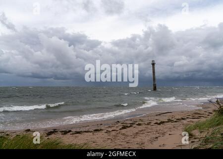 Ein Blick auf den schiefen Leuchtturm Kiipsaare auf der Insel Saaremaa im Norden Estlands Stockfoto