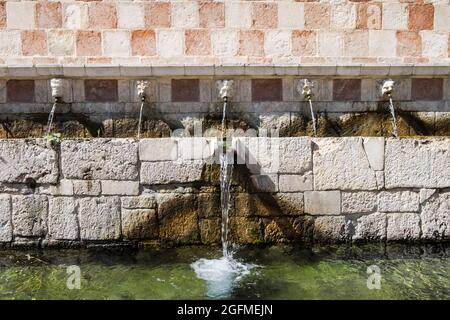 Italien, L'Aquila, Brunnen der 99 Ausbrüche (Fontana delle 99 Cannelle) Stockfoto