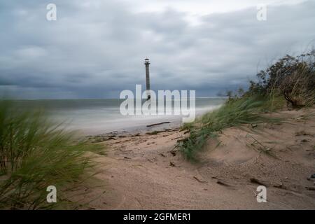 Ein Blick auf den schiefen Leuchtturm Kiipsaare auf der Insel Saaremaa im Norden Estlands Stockfoto