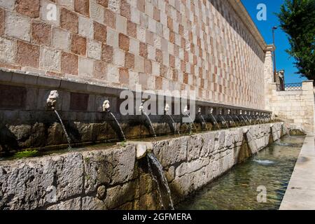 Italien, L'Aquila, Brunnen der 99 Ausbrüche (Fontana delle 99 Cannelle) Stockfoto