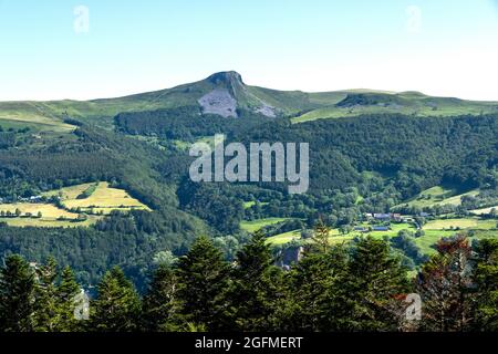 Blick auf Banne d'Ordanche, Vulkane der Auvergne, Departement Puy de Dome, Auvergne Rhone Alpes, Frankreich Stockfoto