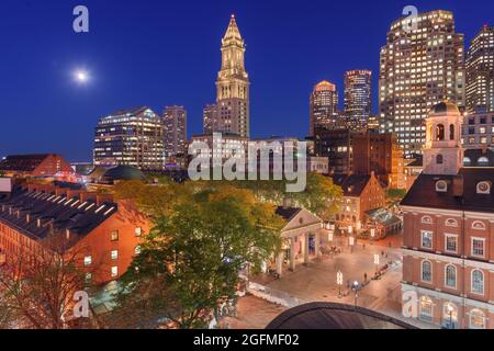 Skyline von Boston, Massachusetts, USA, mit Faneuil Hall und Quincy Market in der Abenddämmerung. Stockfoto