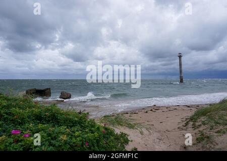 Ein Blick auf den schiefen Leuchtturm Kiipsaare auf der Insel Saaremaa im Norden Estlands Stockfoto