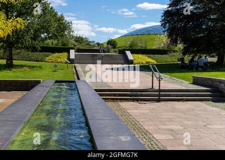 Der National Botanic Garden of Wales, Llanarthney, Carmarthenshire, Wales, Großbritannien, verfügt über das größte Gewächshaus der Welt. Stockfoto