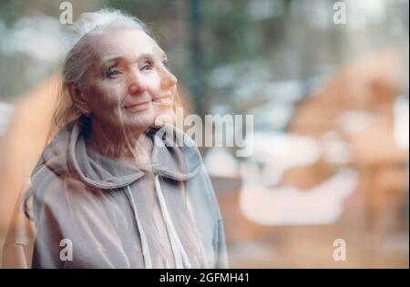 Großmutter und Enkelin Frauen doppelte Belichtung Bild. Porträt einer jungen und älteren Frau. Konzept Nostalgie. Stockfoto